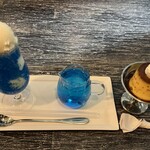 サーティーンカフェ - 色鮮やかなプルーと、地味な茶色の色合いがアンバランスです。