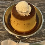 サーティーンカフェ - カラメルと生クリームにサンドされたプリン