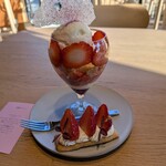 ease coffee - サブレに乗ったイチゴ三兄弟をお皿におろしたところ