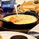 BorderGrill - ケソ・フンディード (Queso Fundido)。グラタンみたいな見た目ですが、これが実はチーズ。トルティーヤに付けて食べると、まるでチーズナンのようなおいしさに。
      2026年1月21日