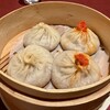 ジョーズ シャンハイ ニューヨーク - 料理写真:小籠包　右が蟹肉、左が豚肉