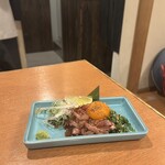 つなぎや - 牛タン炙りユッケ
