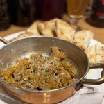 ピッツェリア トラットリア ダ オカピート - 青唐辛子のピリッとした辛さがアクセント フォカッチャ付き