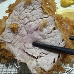 とんかつ 鉄 - 柔らかさを保つ絶妙な火入れ。ヒレカツなので、アゴに力を入れなくても噛み切れました