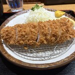 とんかつ 鉄 - 完璧なビジュアル！粗めのパン粉が好みです
