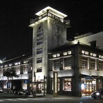 STARBUCKS COFFEE - レトロで重厚な建物です