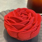 Cédric Grolet Singapore - Chocolate Vanilla Flower：S$28