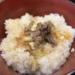 中村家 - ご飯にすき焼きの汁をチョイかけしてパクり