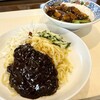 台湾料理 師記 - 麺類+ご飯類 990円
冷しジャージャー麺、牛バラ小丼
（平日限定、11:00〜15:00）
