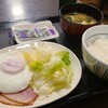 なか卯 - 目玉焼きベーコン朝食【ご飯:小】(税込400円)
①半熟目玉焼きベーコン&萵苣②白ご飯【小】③お味噌汁(油揚げ&若布&刻み青葱入り)④味付け海苔
半熟目玉焼きを硬めの白ご飯に載せるとTKGに変化