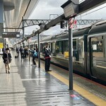 瓢亭 - シックな制服の乗務員が