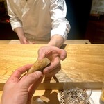 鮨 りんだ - 手渡し海苔巻(北寄貝)