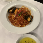 マンジャ マンジャ 横浜ランドマークタワー店 - 山盛り魚介のペスカトーレ