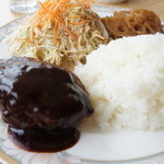 喫茶フルール - ワンプレートに、ハンバーグ、サラダ、れんこん煮しめ、ごはん