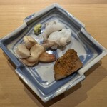 佐野鮨 - 上から時計回りに
      いか下足塩焼き
      あん肝　◎
      ほっき貝のオイル漬け　◎◎