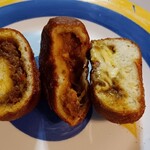 ピロシキ屋 - 左からカレーピロシキ、ロシアピロシキ、カレーチーズピロシキ。