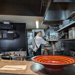 Ramen Break Beats - 茶色の皿の上にラーメンBOWLを置いて、これごとテーブルに運びます。