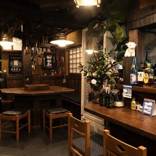 昭和レトロな雰囲気漂う店内◆掘り炬燵円卓でゆったり団欒
