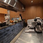 TONKATSU KEITA - 厨房は結構広いです。生ハムもあります。