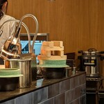 TONKATSU KEITA - 羽釜で炊いてる？炊飯器も置いてあります。保温用でしょうか？