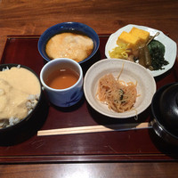 浅草むぎとろ 本店 - オカズは大事に。補給できにくいので、麦とろご飯と味噌汁だけ食うつもりで臨もう。
