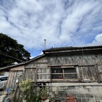 玉那覇味噌醤油 - 工場横で販売との事で、この味噌工場を眺めながら、過ごしました