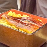 金目鯛 とくぞう - 静岡うなぎひつまぶし重　ご飯はクチナシで色つけ　1尾だと寂しいね