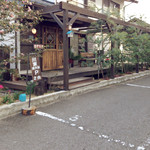 Kawahigashi Kashiten - 駐車スペースは店先に２台分。'15 1月上旬
