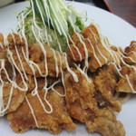 Oshokujidokoro Nakano - サラダと一緒に盛り付けられた”唐揚げ”　糸状に絞り出されたマヨネーズが網掛けされていました。