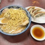 珍来 - 全貌。　ラーメン混ぜちゃいました。