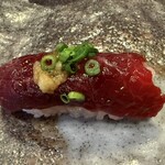 鮨処藤 - ⒌「鯨」～ミンククジラ 薬味を生姜か大蒜何方にすると聞かれましたけど この後人と会う予定なかったので大蒜でお願いした。 煮切りを塗って頂きましたが、、、 もっちりした食感と赤身の旨味は、ビールでなく日本酒だなぁって感じ。