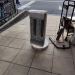 SOBA満月 - 外待ちの電気ストーブが有りがたい