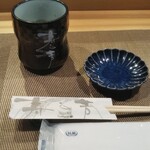 寿し芳 - お箸  小皿   おしぼり  カウンタークロス