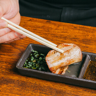 3種類のタレを使い分けて、焼肉を存分に楽しめる