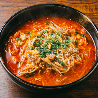 〆にオススメの「黒松麺」と「和牛カレーライス」も必見