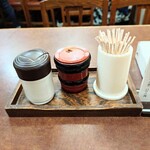 そば処 更科 - 卓上常備。