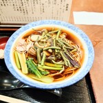 そば処 更科 - 山菜と、シャキシャキの小松菜がたっぷりと乗せられています。