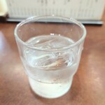 そば処 更科 - 着席後すぐに提供してくれる、冷たいお水。