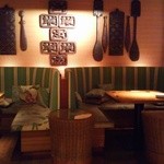 TIKI TIKI - 地下の広い店内