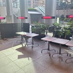 カラオラ テラス・スペイン料理・大手町 - 冬季屋根付きテラス赤外線ヒーター６台と風よけ