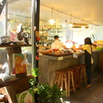 Interior products&Cafe. Chico - カウンターの他、テーブル席が並び多くのお客さんで賑わっている。