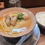 Noodle いたば - ライス『中』といっしょにカウンター席で。