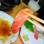 丸山鮮魚店 - 醤油を多めにくぐらせて