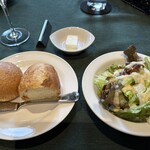 Restaurant Nature - パンが熱々で美味しくて、思わずおかわり
      ソースをパンにつけて味わうのが、
      カジュアルフレンチの醍醐味ですね。