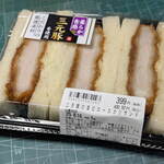 西友 - 料理写真:...「三元豚の厚切ロースカツサンド(399円)」、まいう。。