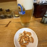 自由軒 - 生ビールには柿ピーが付いてきます♪