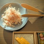 LAT.34°N by 蒼 - 世界一薄く削った本枯節。トングが大きいのでお皿の大きさが分かりづらいですが大皿山盛り！シュワ〜っと消える花鰹、大好き、最高！