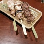 侍 - 料理写真:右から、こころ、ねぎま、もも 塩 どれも151円