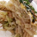 鉄板・お好み焼き 電光石火 - コテで持ち上げ♪