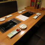 焼肉 グルマンズいとう - ４名で予約。ロースターは２人で一つ使えます